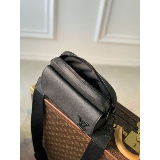 Replica Borsa Louis Vuitton Fastline Messenger LV Aerogram M22482 Nera Replica Borsa Louis Vuitton Fastline Messenger LV Aerogram M22482 Nera
