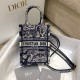 Replica Borsa per telefono Dior Mini Book Tote Toile de Jouy Ricamo inverso Blu Replica Borsa per telefono Dior Mini Book Tote Toile de Jouy Ricamo inverso Blu
