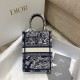 Replica Borsa per telefono Dior Mini Book Tote Toile de Jouy Ricamo inverso Blu Replica Borsa per telefono Dior Mini Book Tote Toile de Jouy Ricamo inverso Blu