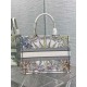 Replica Dior Media Dior Book Tote Multicolor Ricamo Rêve d'Infini Bianco Replica Dior Media Dior Book Tote Multicolor Ricamo Rêve d'Infini Bianco