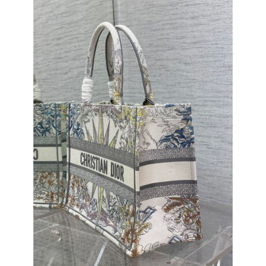 Replica Dior Media Dior Book Tote Multicolor Ricamo Rêve d'Infini Bianco Replica Dior Media Dior Book Tote Multicolor Ricamo Rêve d'Infini Bianco