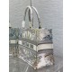 Replica Dior Media Dior Book Tote Multicolor Ricamo Rêve d'Infini Bianco Replica Dior Media Dior Book Tote Multicolor Ricamo Rêve d'Infini Bianco