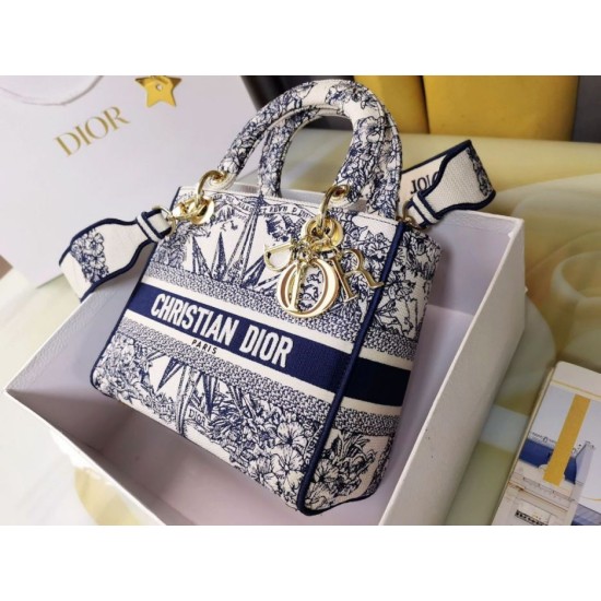 Replica Borsa Dior Medium Lady D-Lite Multicolor Ricamo Rêve d'Infini Blu Replica Borsa Dior Medium Lady D-Lite Multicolor Ricamo Rêve d'Infini Blu