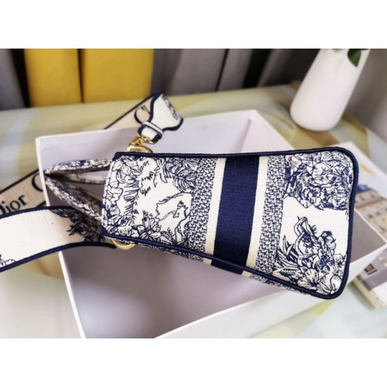Replica Borsa Dior Medium Lady D-Lite Multicolor Ricamo Rêve d'Infini Blu Replica Borsa Dior Medium Lady D-Lite Multicolor Ricamo Rêve d'Infini Blu
