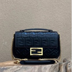 Replica Borsa midi Fendi Baguette con catena in nappa nera