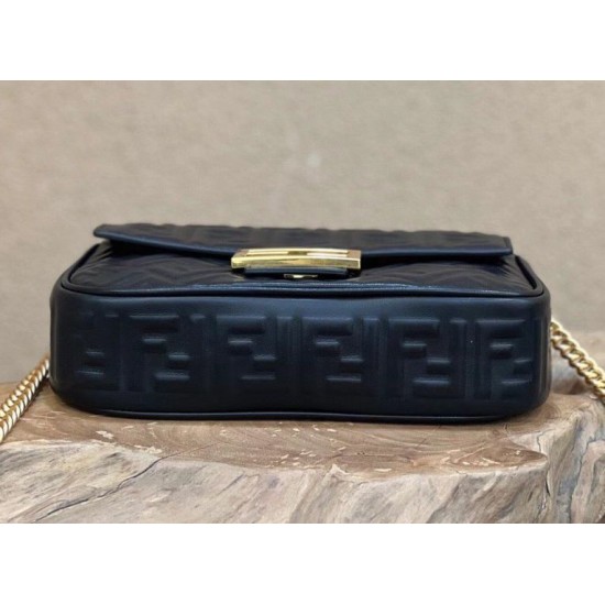 Replica Borsa midi Fendi Baguette con catena in nappa nera