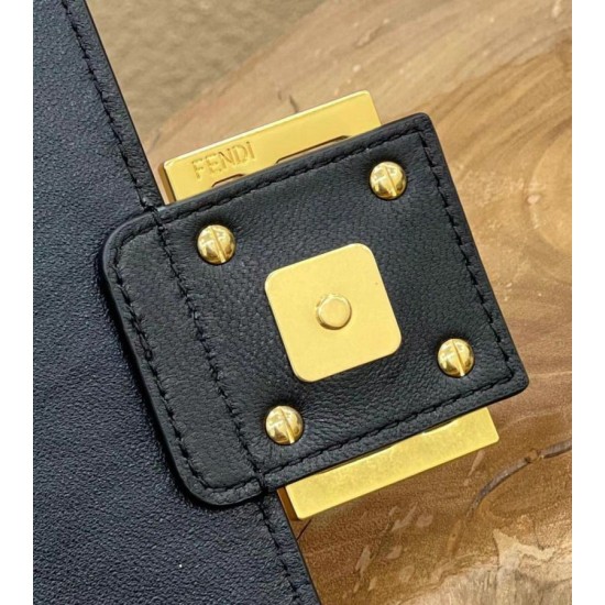 Replica Borsa midi Fendi Baguette con catena in nappa nera