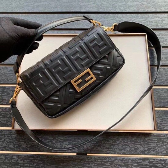 Replica Borsa baguette media Fendi motivo FF nera
