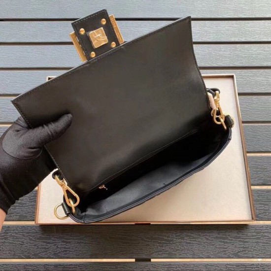 Replica Borsa baguette media Fendi motivo FF nera