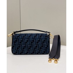 Replica Borsa in tessuto arazzo Fendi 8BR600 Baguette Chain Midi FF Blu Navy