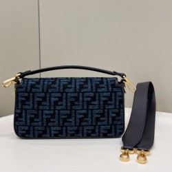 Replica Borsa in tessuto arazzo Fendi 8BR600 Baguette Chain Midi FF Blu Navy