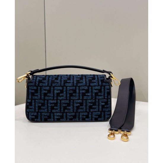 Replica Borsa in tessuto arazzo Fendi 8BR600 Baguette Chain Midi FF Blu Navy