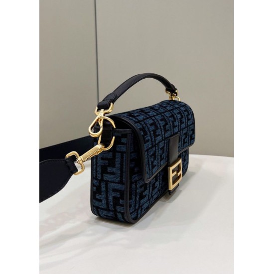 Replica Borsa in tessuto arazzo Fendi 8BR600 Baguette Chain Midi FF Blu Navy