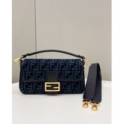 Replica Borsa in tessuto arazzo Fendi 8BR600 Baguette Chain Midi FF Blu Navy