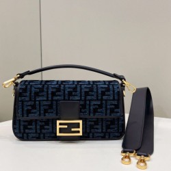 Replica Borsa in tessuto arazzo Fendi 8BR600 Baguette Chain Midi FF Blu Navy