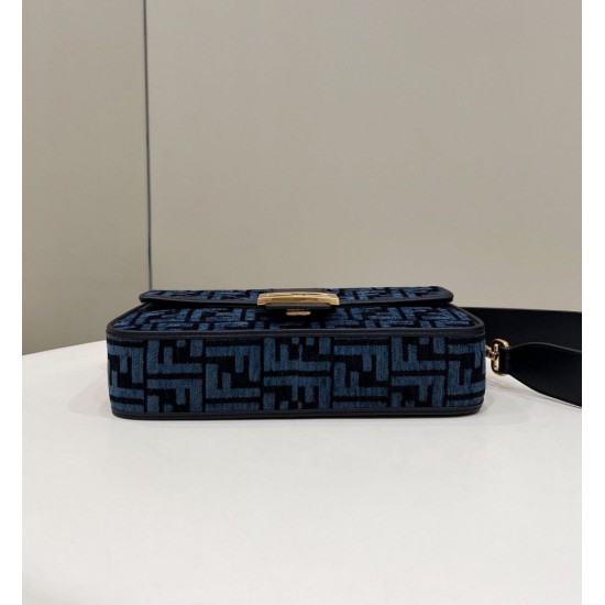 Replica Borsa in tessuto arazzo Fendi 8BR600 Baguette Chain Midi FF Blu Navy
