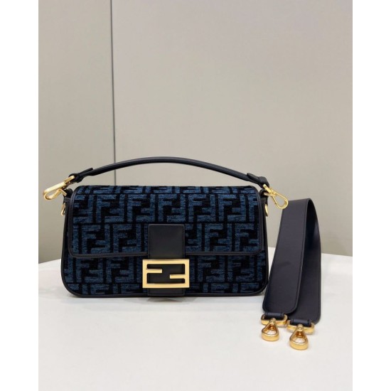 Replica Borsa in tessuto arazzo Fendi 8BR600 Baguette Chain Midi FF Blu Navy