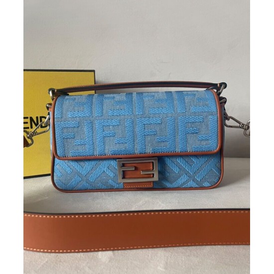 Replica Borsa Fendi Baguette Media 8BR600 denim con motivo FF ricamato tono su tono Blu Replica Borsa Fendi Baguette Media 8BR600 denim con motivo FF ricamato tono su tono Blu