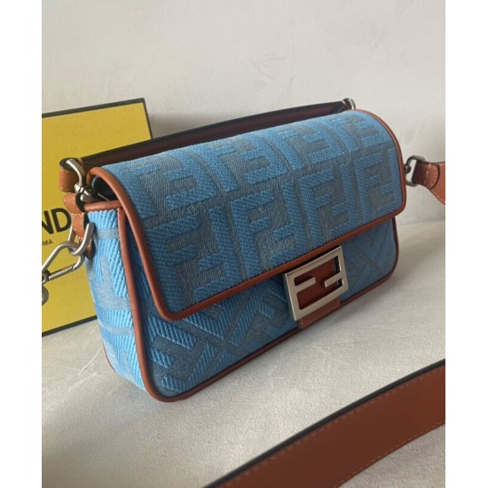 Replica Borsa Fendi Baguette Media 8BR600 denim con motivo FF ricamato tono su tono Blu Replica Borsa Fendi Baguette Media 8BR600 denim con motivo FF ricamato tono su tono Blu