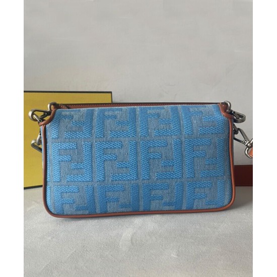 Replica Borsa Fendi Baguette Media 8BR600 denim con motivo FF ricamato tono su tono Blu Replica Borsa Fendi Baguette Media 8BR600 denim con motivo FF ricamato tono su tono Blu