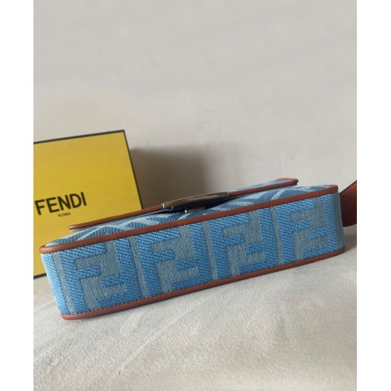 Replica Borsa Fendi Baguette Media 8BR600 denim con motivo FF ricamato tono su tono Blu Replica Borsa Fendi Baguette Media 8BR600 denim con motivo FF ricamato tono su tono Blu
