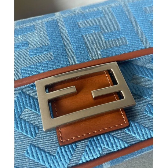 Replica Borsa Fendi Baguette Media 8BR600 denim con motivo FF ricamato tono su tono Blu Replica Borsa Fendi Baguette Media 8BR600 denim con motivo FF ricamato tono su tono Blu