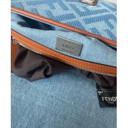 Replica Borsa Fendi Baguette Media 8BR600 denim con motivo FF ricamato tono su tono Blu