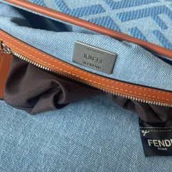 Replica Borsa Fendi Baguette Media 8BR600 denim con motivo FF ricamato tono su tono Blu