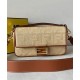 Replica Borsa Fendi Baguette Media 8BR600 denim con motivo FF ricamato tono su tono Caffè Replica Borsa Fendi Baguette Media 8BR600 denim con motivo FF ricamato tono su tono Caffè