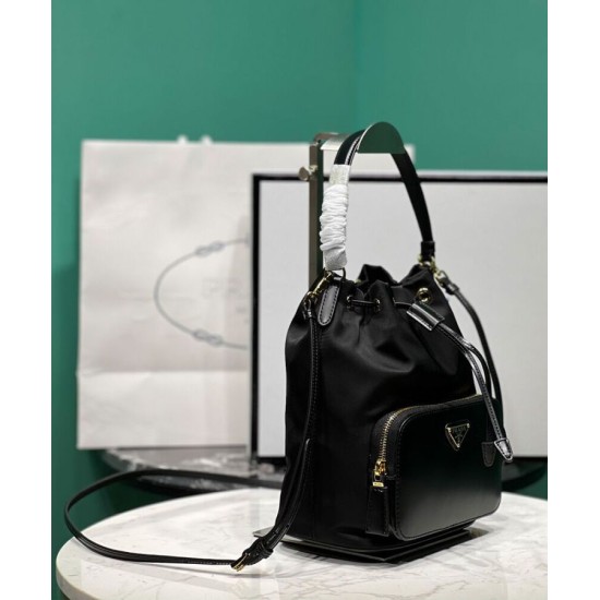 Replica Borsa Prada Re-Nylon e pelle spazzolata 1BH038 Nera Replica Borsa Prada Re-Nylon e pelle spazzolata 1BH038 Nera