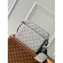 Replica Borsa a tracolla Louis Vuitton Trio in pelle con monogramma in rilievo M46603