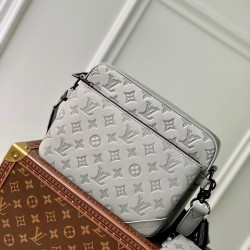 Replica Borsa a tracolla Louis Vuitton Trio in pelle con monogramma in rilievo M46603