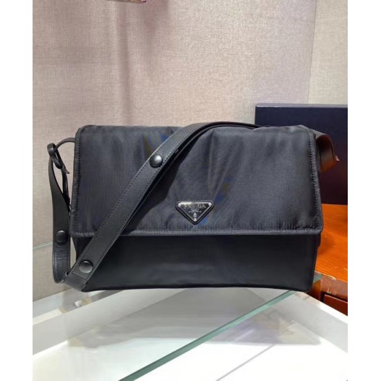 Replica Borsa a tracolla Prada Medium in nylon imbottito 1BD255 Nera Replica Borsa a tracolla Prada Medium in nylon imbottito 1BD255 Nera
