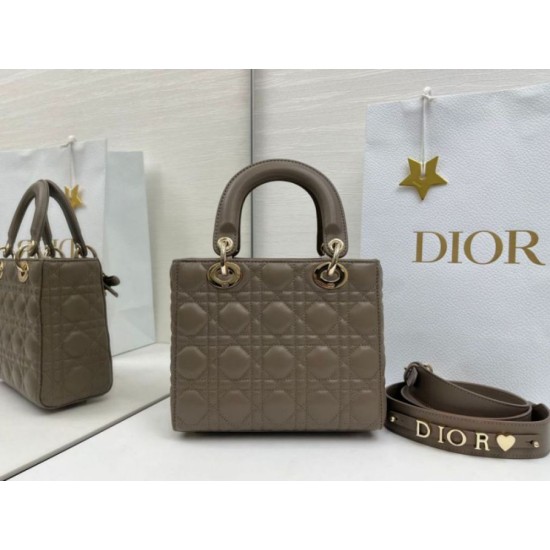 Perfetta Replica Borsa Dior Lady Dior My ABC Dior piccola Arco ciondolo D.I.O.R. in metallo grigio pietra False Online Replica Borsa Dior Lady Dior My ABC Dior piccola Arco ciondolo D.I.O.R. in metallo grigio pietra Imitazioni Outlet Premio