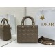 Perfetta Replica Borsa Dior Lady Dior My ABC Dior piccola Arco ciondolo D.I.O.R. in metallo grigio pietra False Online Replica Borsa Dior Lady Dior My ABC Dior piccola Arco ciondolo D.I.O.R. in metallo grigio pietra Imitazioni Outlet Premio