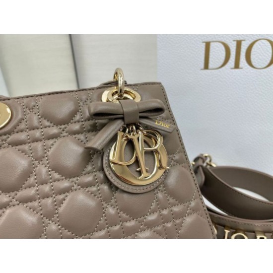 Perfetta Replica Borsa Dior Lady Dior My ABC Dior piccola Arco ciondolo D.I.O.R. in metallo grigio pietra False Online Replica Borsa Dior Lady Dior My ABC Dior piccola Arco ciondolo D.I.O.R. in metallo grigio pietra Imitazioni Outlet Premio