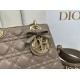 Perfetta Replica Borsa Dior Lady Dior My ABC Dior piccola Arco ciondolo D.I.O.R. in metallo grigio pietra False Online Replica Borsa Dior Lady Dior My ABC Dior piccola Arco ciondolo D.I.O.R. in metallo grigio pietra Imitazioni Outlet Premio