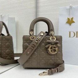 Replica Borsa Dior Lady Dior My ABC Dior piccola Arco ciondolo D.I.O.R. in metallo grigio pietra Imitazioni Outlet Premio