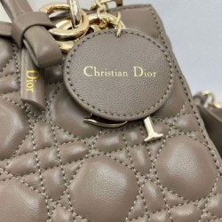 Replica Borsa Dior Lady Dior My ABC Dior piccola Arco ciondolo D.I.O.R. in metallo grigio pietra Imitazioni Outlet Premio