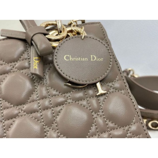 Perfetta Replica Borsa Dior Lady Dior My ABC Dior piccola Arco ciondolo D.I.O.R. in metallo grigio pietra False Online Replica Borsa Dior Lady Dior My ABC Dior piccola Arco ciondolo D.I.O.R. in metallo grigio pietra Imitazioni Outlet Premio