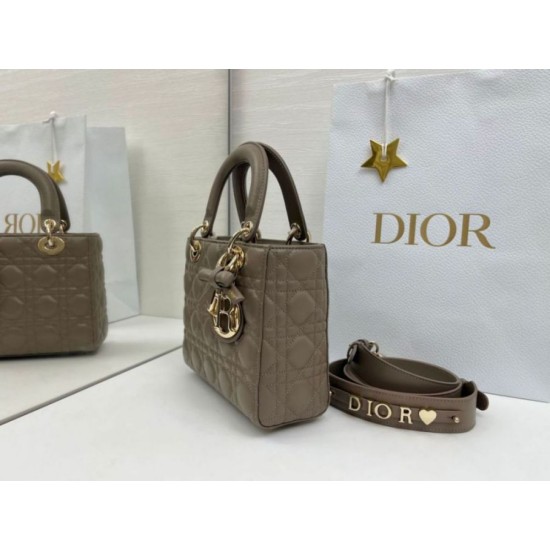 Perfetta Replica Borsa Dior Lady Dior My ABC Dior piccola Arco ciondolo D.I.O.R. in metallo grigio pietra False Online Replica Borsa Dior Lady Dior My ABC Dior piccola Arco ciondolo D.I.O.R. in metallo grigio pietra Imitazioni Outlet Premio