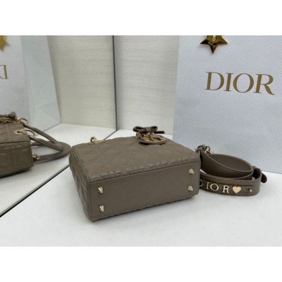 Perfetta Replica Borsa Dior Lady Dior My ABC Dior piccola Arco ciondolo D.I.O.R. in metallo grigio pietra False Online Replica Borsa Dior Lady Dior My ABC Dior piccola Arco ciondolo D.I.O.R. in metallo grigio pietra Imitazioni Outlet Premio