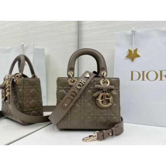 Perfetta Replica Borsa Dior Lady Dior My ABC Dior piccola Arco ciondolo D.I.O.R. in metallo grigio pietra False Online Replica Borsa Dior Lady Dior My ABC Dior piccola Arco ciondolo D.I.O.R. in metallo grigio pietra Imitazioni Outlet Premio