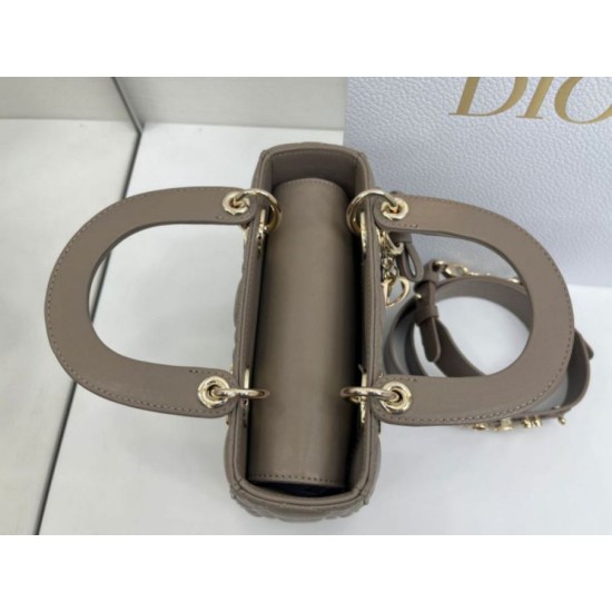 Perfetta Replica Borsa Dior Lady Dior My ABC Dior piccola Arco ciondolo D.I.O.R. in metallo grigio pietra False Online Replica Borsa Dior Lady Dior My ABC Dior piccola Arco ciondolo D.I.O.R. in metallo grigio pietra Imitazioni Outlet Premio