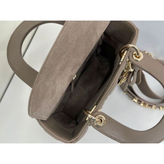 Perfetta Replica Borsa Dior Lady Dior My ABC Dior piccola Arco ciondolo D.I.O.R. in metallo grigio pietra False Online Replica Borsa Dior Lady Dior My ABC Dior piccola Arco ciondolo D.I.O.R. in metallo grigio pietra Imitazioni Outlet Premio
