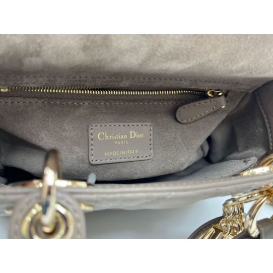 Perfetta Replica Borsa Dior Lady Dior My ABC Dior piccola Arco ciondolo D.I.O.R. in metallo grigio pietra False Online Replica Borsa Dior Lady Dior My ABC Dior piccola Arco ciondolo D.I.O.R. in metallo grigio pietra Imitazioni Outlet Premio