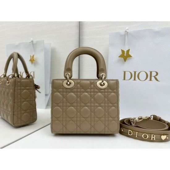Perfetta Replica Borse Dior Lady Dior My ABC Dior piccola Arco ciondolo D.I.O.R. in metallo Grigio talpa False Online Replica Borse Dior Lady Dior My ABC Dior piccola Arco ciondolo D.I.O.R. in metallo Grigio talpa Imitazioni Outlet Premio