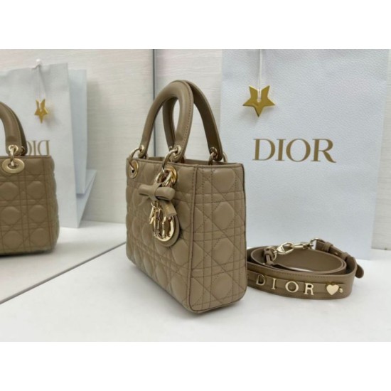 Perfetta Replica Borse Dior Lady Dior My ABC Dior piccola Arco ciondolo D.I.O.R. in metallo Grigio talpa False Online Replica Borse Dior Lady Dior My ABC Dior piccola Arco ciondolo D.I.O.R. in metallo Grigio talpa Imitazioni Outlet Premio