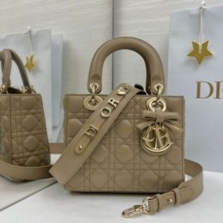 Replica Borse Dior Lady Dior My ABC Dior piccola Arco ciondolo D.I.O.R. in metallo Grigio talpa Imitazioni Outlet Premio