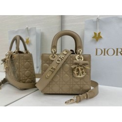 Replica Borse Dior Lady Dior My ABC Dior piccola Arco ciondolo D.I.O.R. in metallo Grigio talpa Imitazioni Outlet Premio